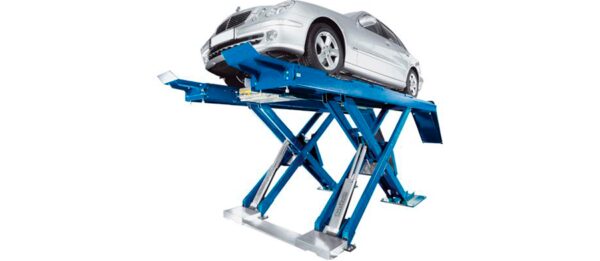 Auto nostettuna Nussbaum Uni Lift 5000 NT nostimella