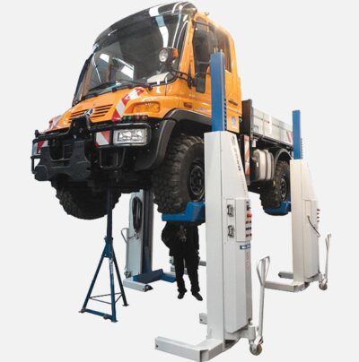 pieni kuorma-auto Nordlift HDL 6000 pylväillä nostettuna