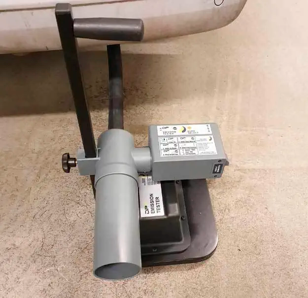 Päästötesteri käytössä Premier Diagnostic DPF Tester