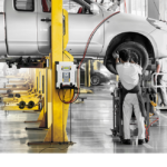 GYS GYSFLASH 102.12 HF akkulaturi nostimeen kiinnitettynä