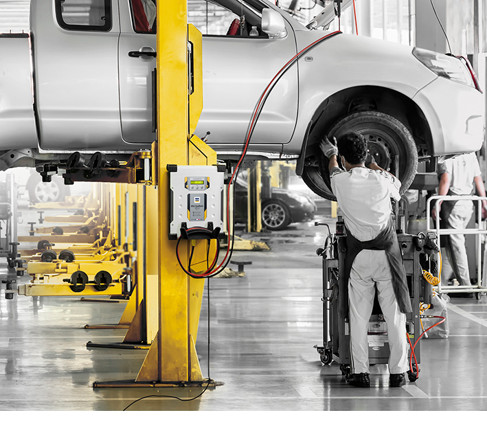 GYS GYSFLASH 102.12 HF akkulaturi nostimeen kiinnitettynä