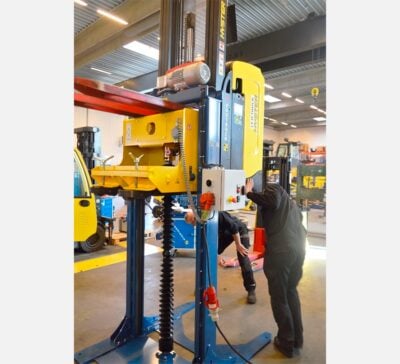 Dendro Lift DSS2 pinoamistrukkinostimella nosto, miehet tarkastelemassa