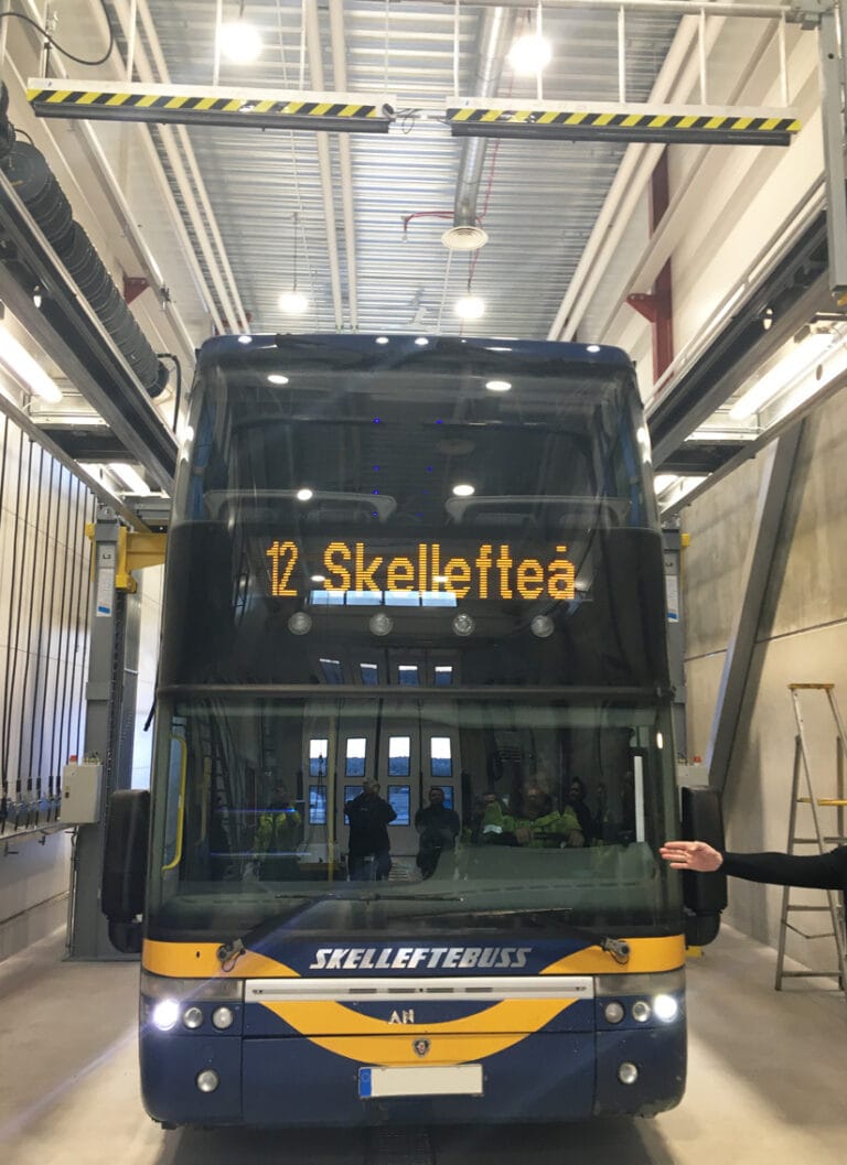 sähköbussin katto avattuna