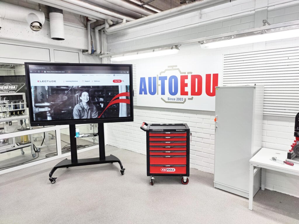 Turun Ammatti-instituutti Autoedu kummiluokka