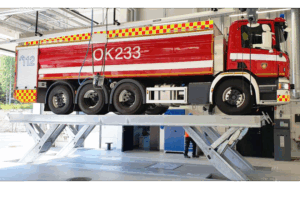 Paloauton nosto Finkbeiner HDS35 puolisaksinostimella