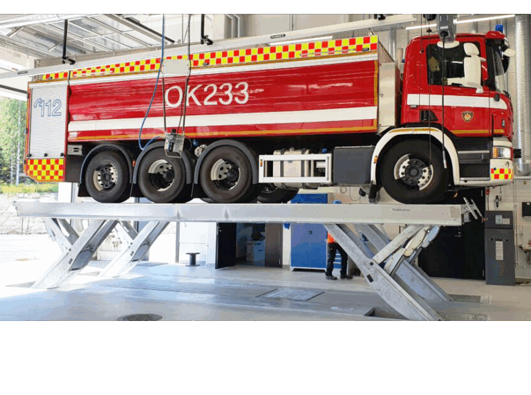 Paloauton nosto Finkbeiner HDS35 puolisaksinostimella