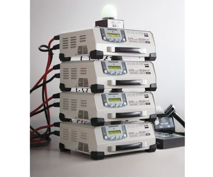 4 ylläpitolaturia sarjaan kytkentä GYS hubilla