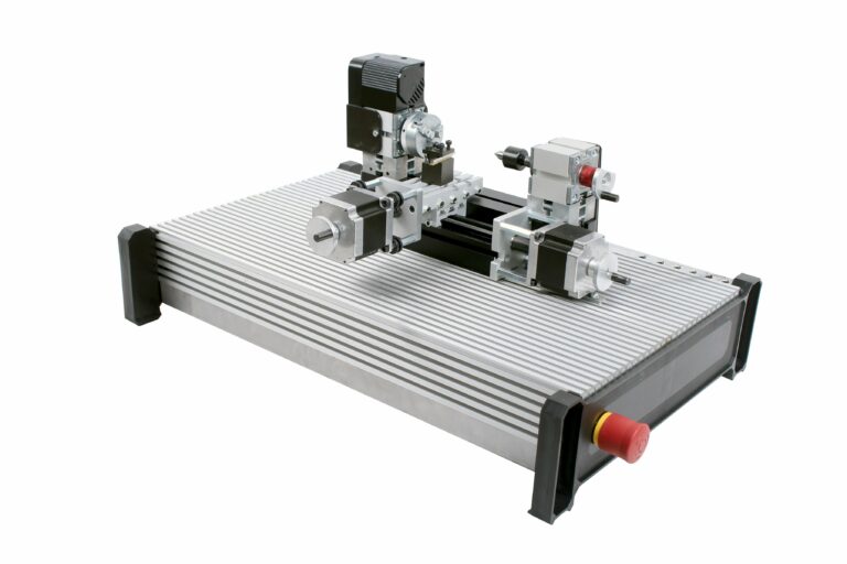 2 akselinen cnc sorvi asennettuna laitejalustalle