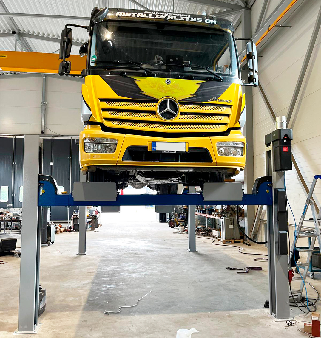 Kuorma-auto nostettuna Pohjanmaan Metallivälitys