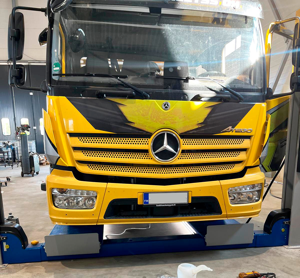Pohjanmaan Metallivälitys kuorma-auto nostimella