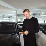 Automyyjä tarkastaa vaihtoautoa Icon Air laitteella