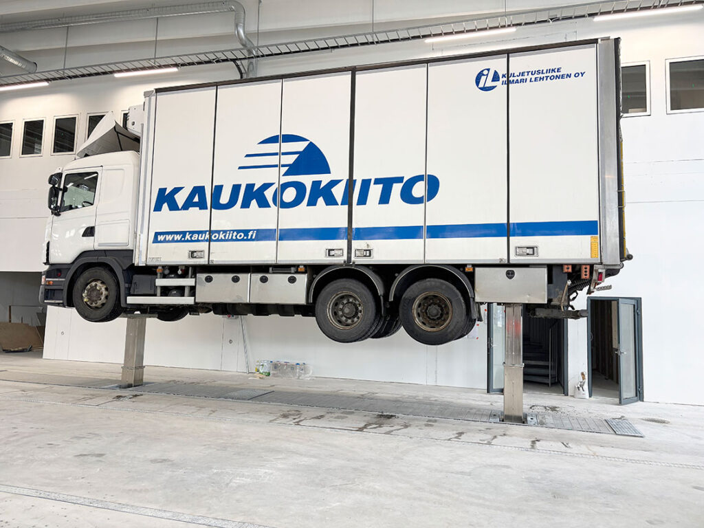 Kuljetusliike I. Lehtonen kuorma-auto nostettuna