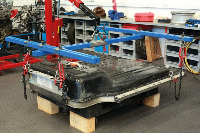 Sähköauton akun nostoteline