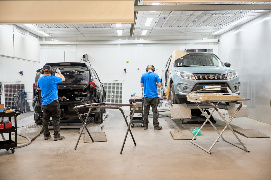 Esikäsittelytilan työskentelyä InCar Oulun korikorjaamolla